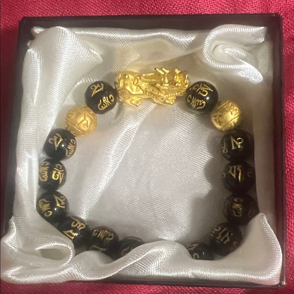 Black and Gold Beaded Feng Shui Bracelet with Pi Xiu - Picture 2 of 4